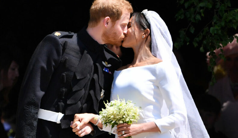Meghan Markle și Prințul Harry, fotografiați în timp ce se sărută, după oficierea slujbei de căsătorie