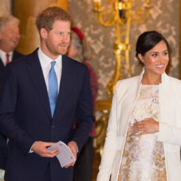 Meghan Markle și Prințul Harry, la o ceremonie în care s-au aniversat 50 de ani de la învestirea Reginei Elisabeta pe tronul Marii Britanii