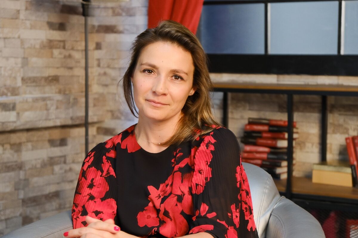 Olga Abramescu, fotografiată pe un fotoliu, în studio, la interviul CaTine.ro