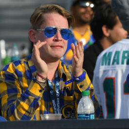 Macaulay Culkin, la un eveniment sportiv, în Arizona, fotografiat în timp ce aplaudă