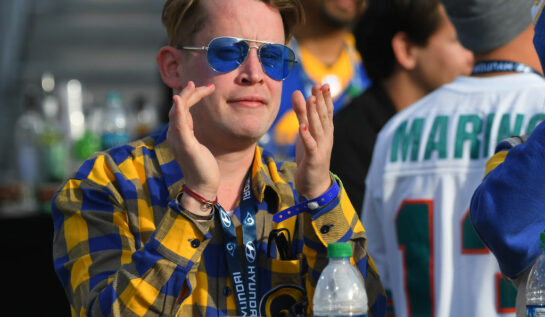 Macaulay Culkin, la un eveniment sportiv, în Arizona, fotografiat în timp ce aplaudă