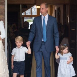 Ducii de Cambridge împreună cu cei trei copii, la botezul Prințului Louis