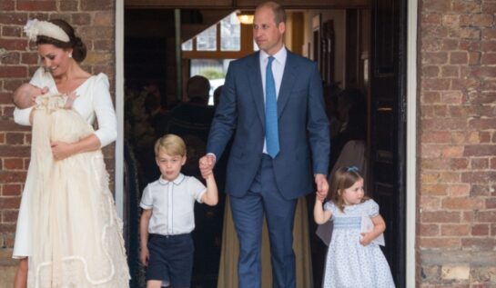 Ducii de Cambridge împreună cu cei trei copii, la botezul Prințului Louis
