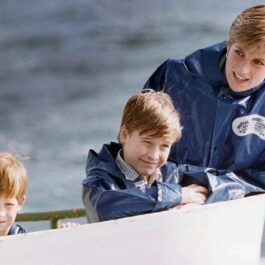 Prințesa Diana, alături de fii ei, într-un turneu în Canada, în 1991, la o cascadă