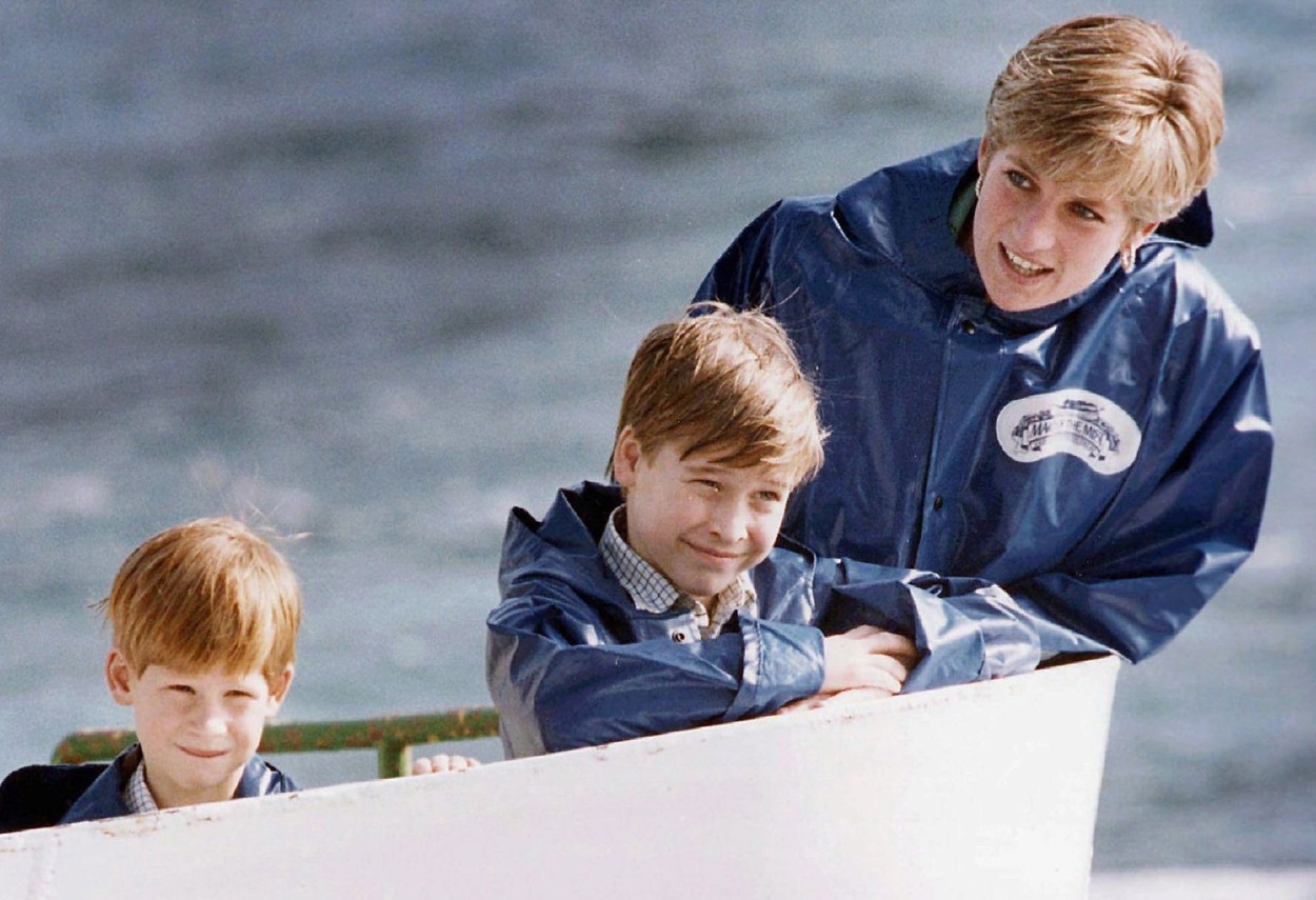 Prințesa Diana, alături de fii ei, într-un turneu în Canada, în 1991, la o cascadă