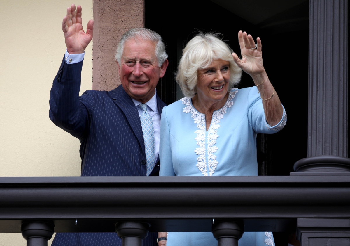 În imagine Prințul Charles și Camilla, Ducesa de Cornwall salută de la balcon.