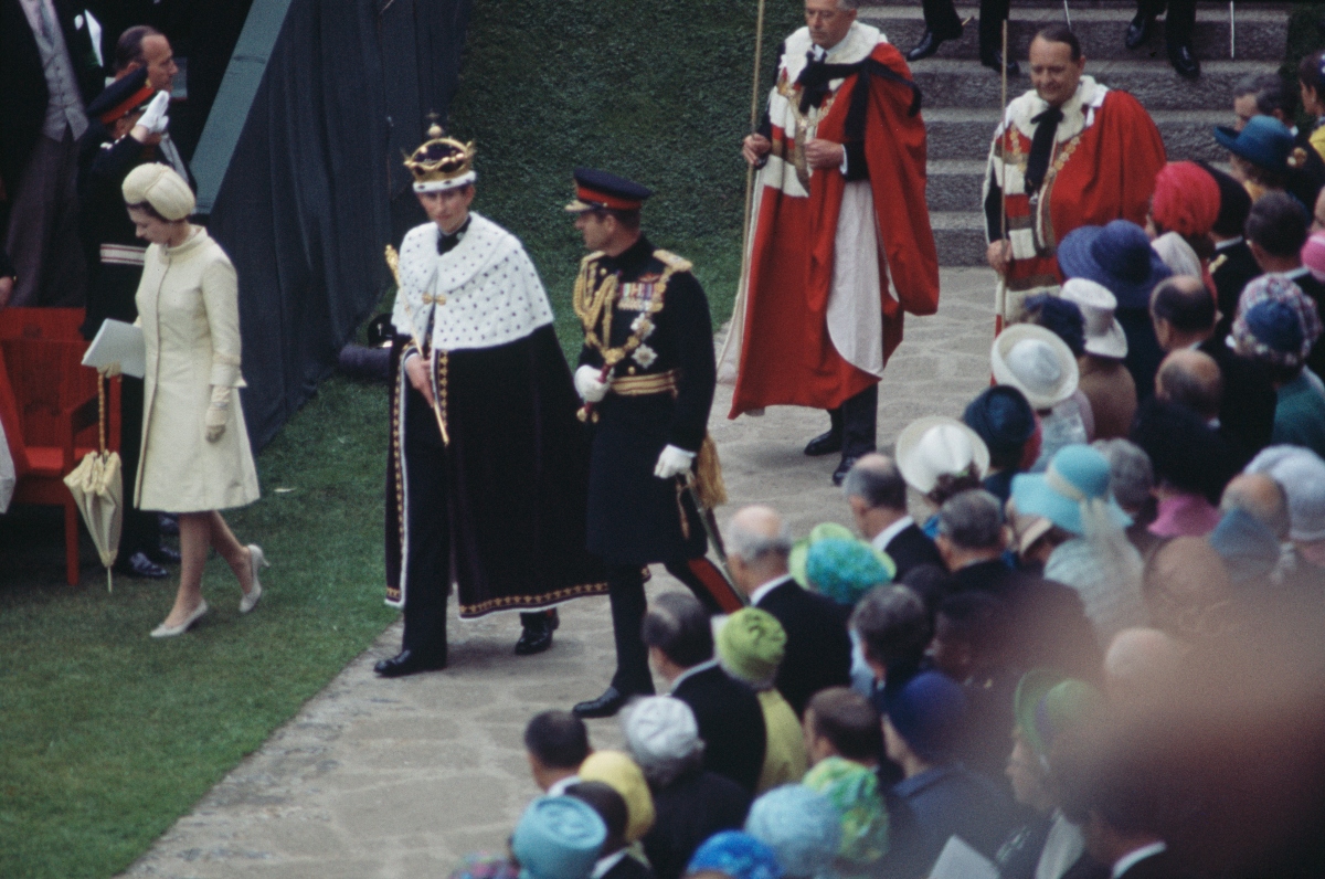 În imagine este Prințul Charles în cadrul încoronării sale, trecând prin mulțime.