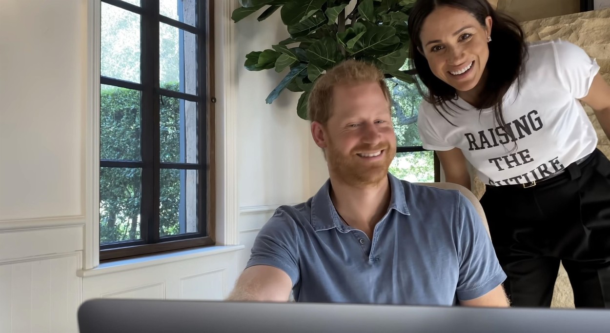 Prințul Harry și Meghan Markle, în timp ce zâmbesc către cameră, din casa lor din Montecito