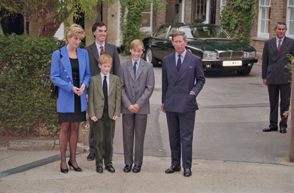 Prințul William și Prințul Harry, alături de părinții lor, în prima zi a Prințului William la Colegiul Eton