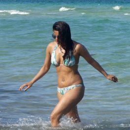 Priyanka Chopra, în costum de baie, în apă, în timp ce se relaxează la mare