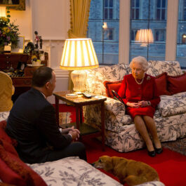 Regina lisabeta, într-o rochie roșie,la o întâlnire cu prim-ministrul Noii Zeelande, John Key, la Castelul Windsor