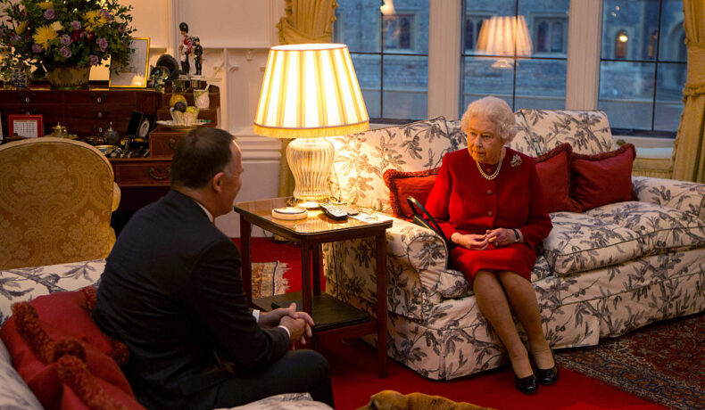 Regina lisabeta, într-o rochie roșie,la o întâlnire cu prim-ministrul Noii Zeelande, John Key, la Castelul Windsor