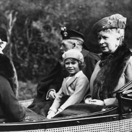 Regina Elisabeta, la vârsta de 6 ani, într-o trăsură cu tatăl ei