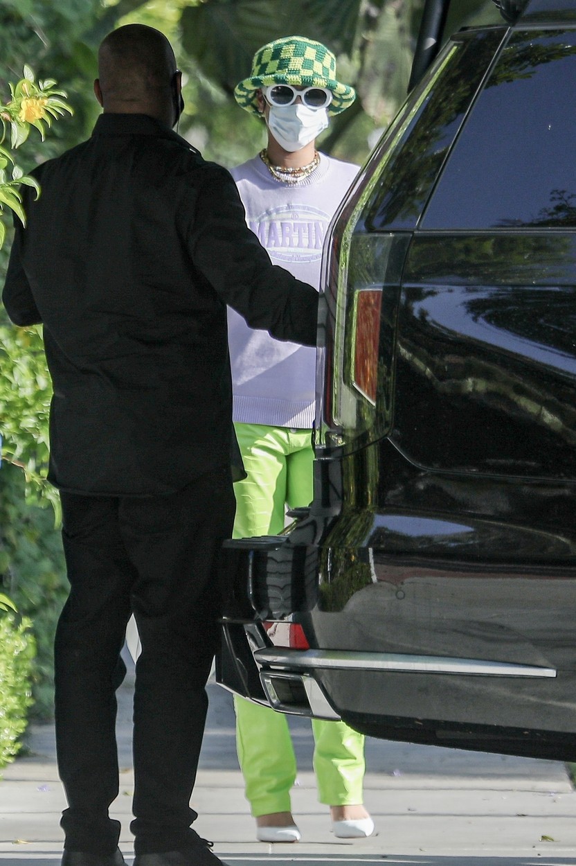 Rihanna, ajutată de un șofer să-și care bagajele la mașină, în fața casei iubitului ei, în Los Angeles