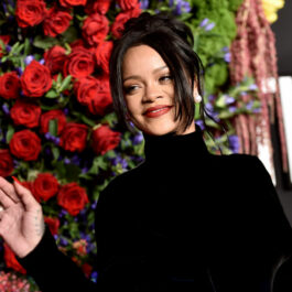 Rihanna, îmbrăcată în negru, la cea de-a cincea ceremonie Diamond Ball, în anul 2019