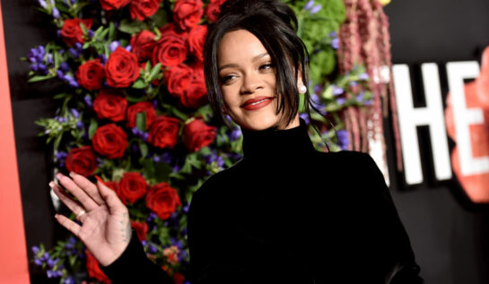 Rihanna, îmbrăcată în negru, la cea de-a cincea ceremonie Diamond Ball, în anul 2019