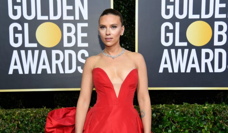Scarlett Johansson, la ediția a 77-a a Globurilor de Aur. Ea poartă o rochie roșie cu umerii goi