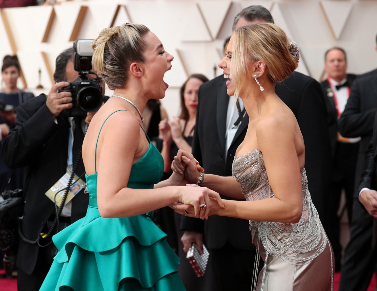Scarlett Johansson și Florence Pugh, în cadrul celei de-a 92 ediții a Premiilor Academiei Americane de Film, se țin de mâini și râd