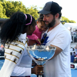 Serena Williams, felicitată de fiica și soțul ei după ce a câștigat meciul împotriva Jessicăi Pegula, din 2020