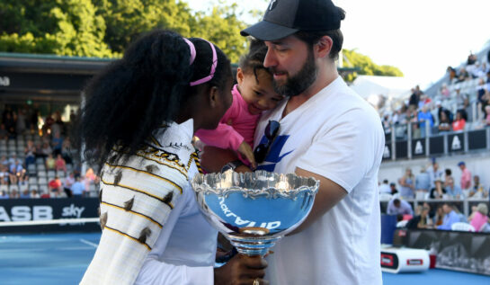 Serena Williams, felicitată de fiica și soțul ei după ce a câștigat meciul împotriva Jessicăi Pegula, din 2020