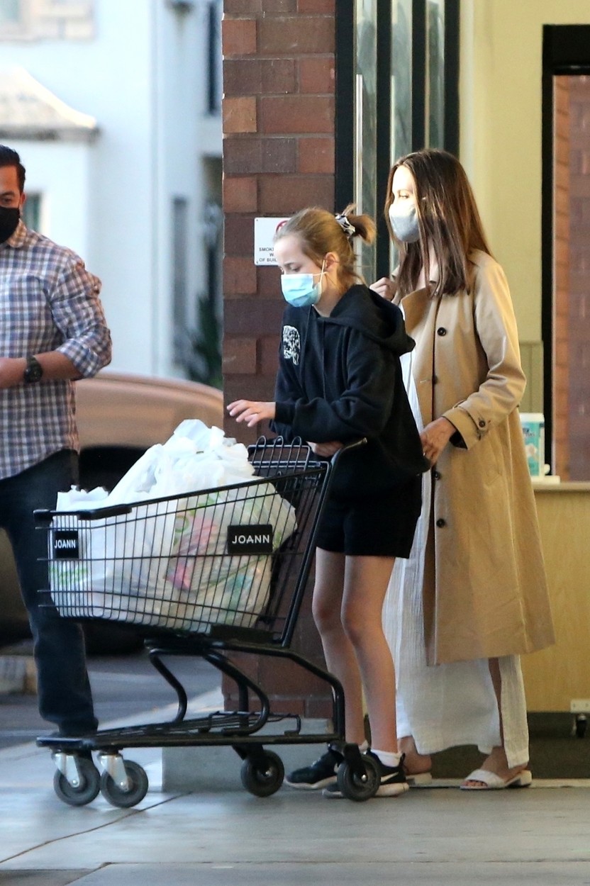 Shiloh Jolie-Pitt, fotografiată alături de mama sa, în timp ce împinge un cărucior de cumpărături