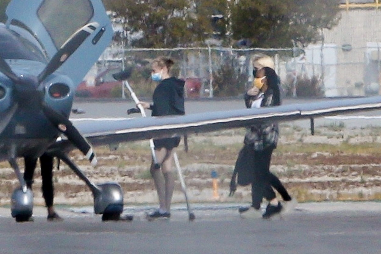 Shiloh Jolie-Pitt, fotografiată în timp ce merge cu cârje spre un avion privat, cu sora sa, Zahara