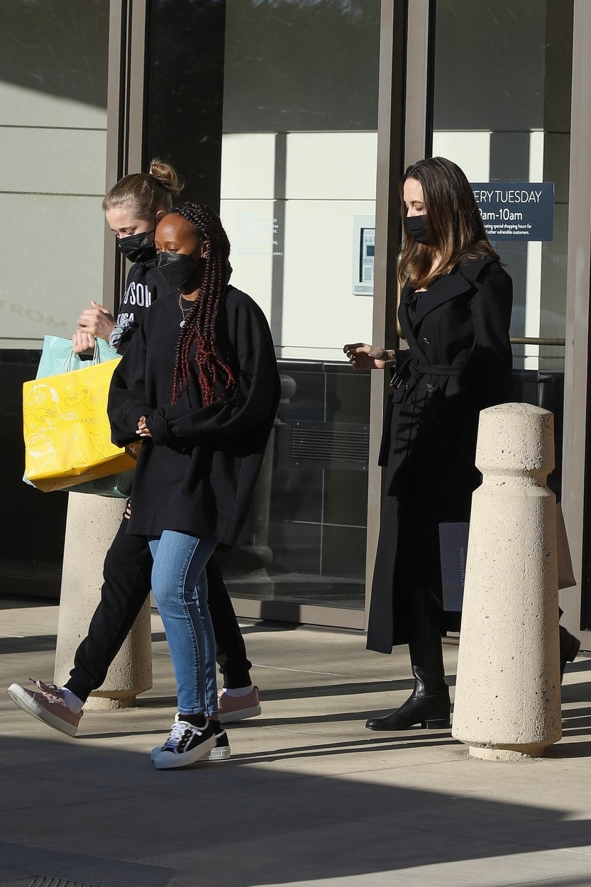 Shiloh Jolie-Pitt, la cumpărături cu mama sa și Zahara, în timp ce au în mâini plase cu haine