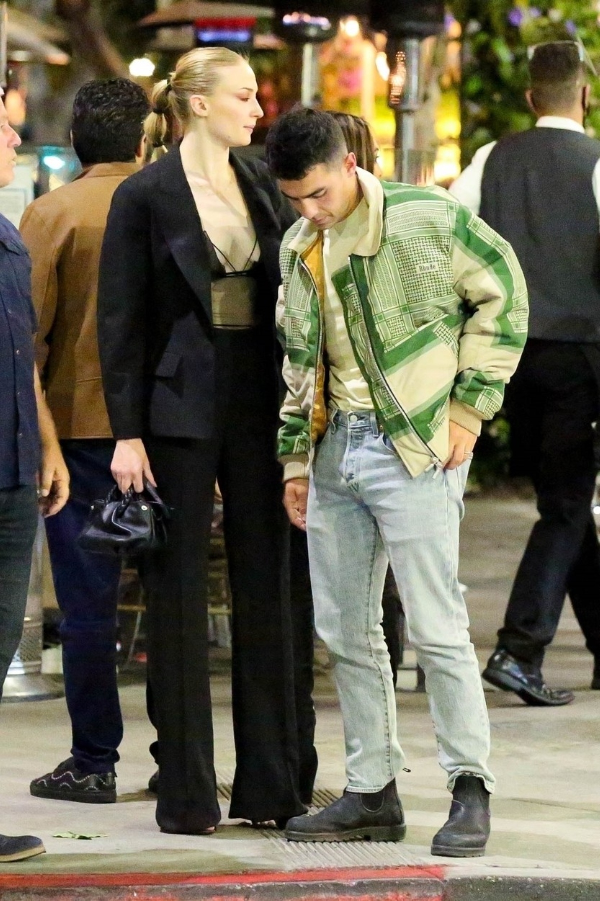 Sophie Turner, împreună cu Joe Jonas, ies dintr-un restaurant. Ea poartă o ținută sexy, în timp ce el este îmbrăcat casual