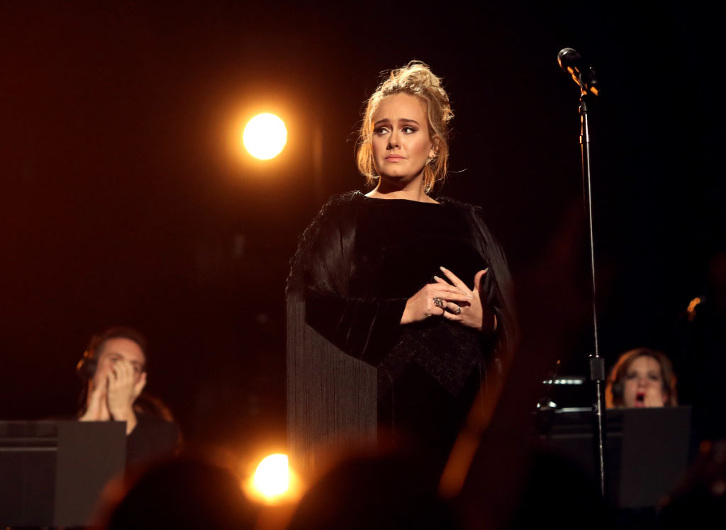 Adele, pe scena Premiilor Grammy, în anul 2017, îmbrăcată într-o rochie neagră