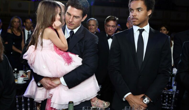 Tom Cruise, în brațe cu fiica sa, la un eveniment monden, în 2012