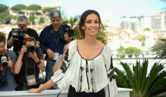 Mădălina Ghenea poartă o ie roânească, la cea de-a 68 ediție a Festivalului de Film de la Cannes