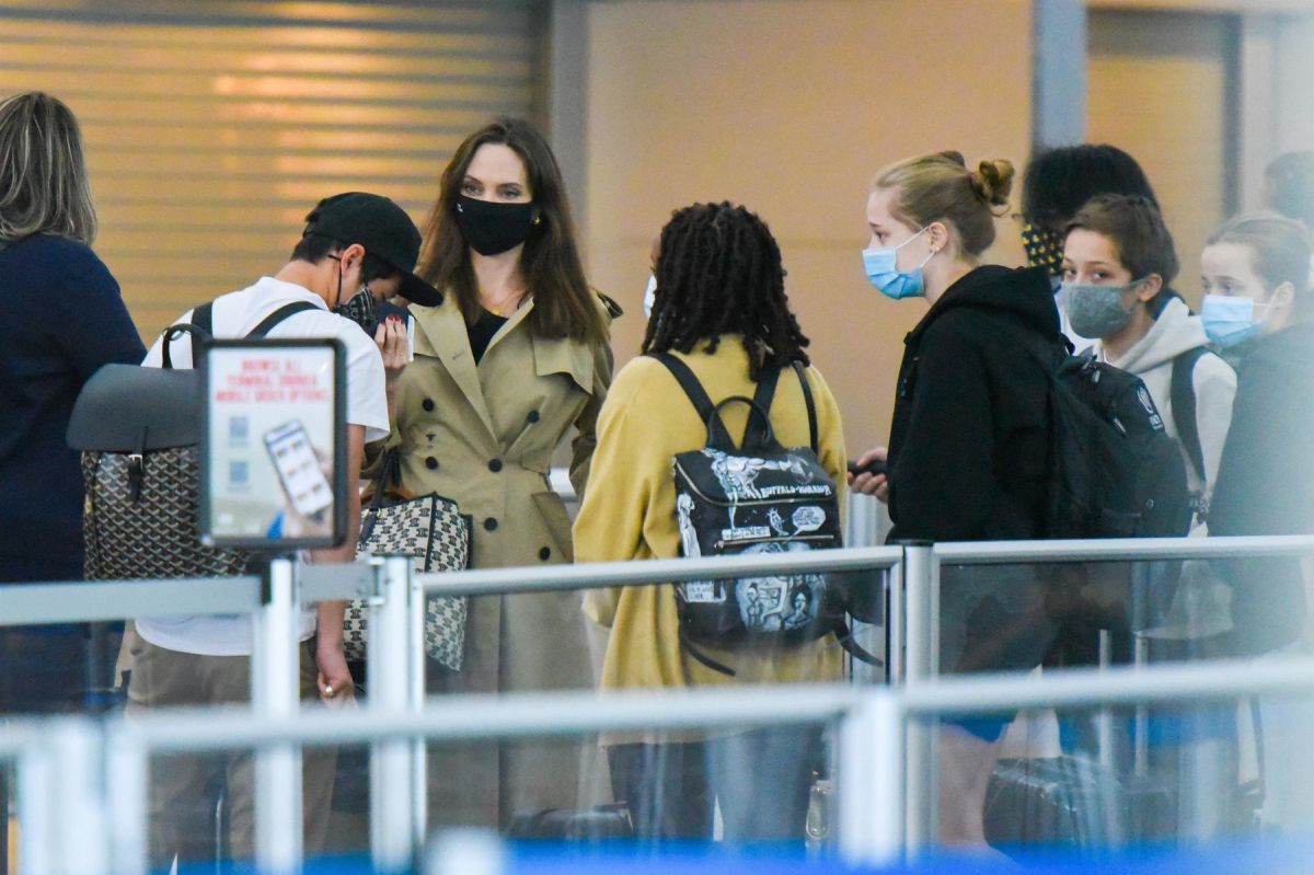 Angelina Jolie, însoțită de copiii săi, în aeroportul new-yorkez