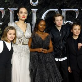 Angelina Jolie îmbrăcată în rochie albă și lungă, alături de patru dintre copiii ei