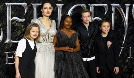 Angelina Jolie îmbrăcată în rochie albă și lungă, alături de patru dintre copiii ei