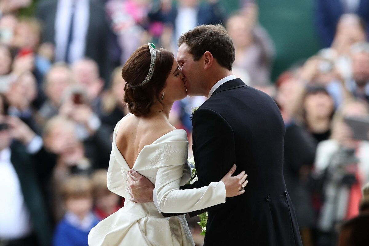 Prințesa Eugenie într-una din cele mai frumoase rochii de mireasă alături de soțul său Jack Brooksbank la nunta lor din 2018 în timp ce se sărută