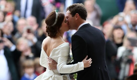 Prințesa Eugenie într-una din cele mai frumoase rochii de mireasă alături de soțul său Jack Brooksbank la nunta lor din 2018 în timp ce se sărută