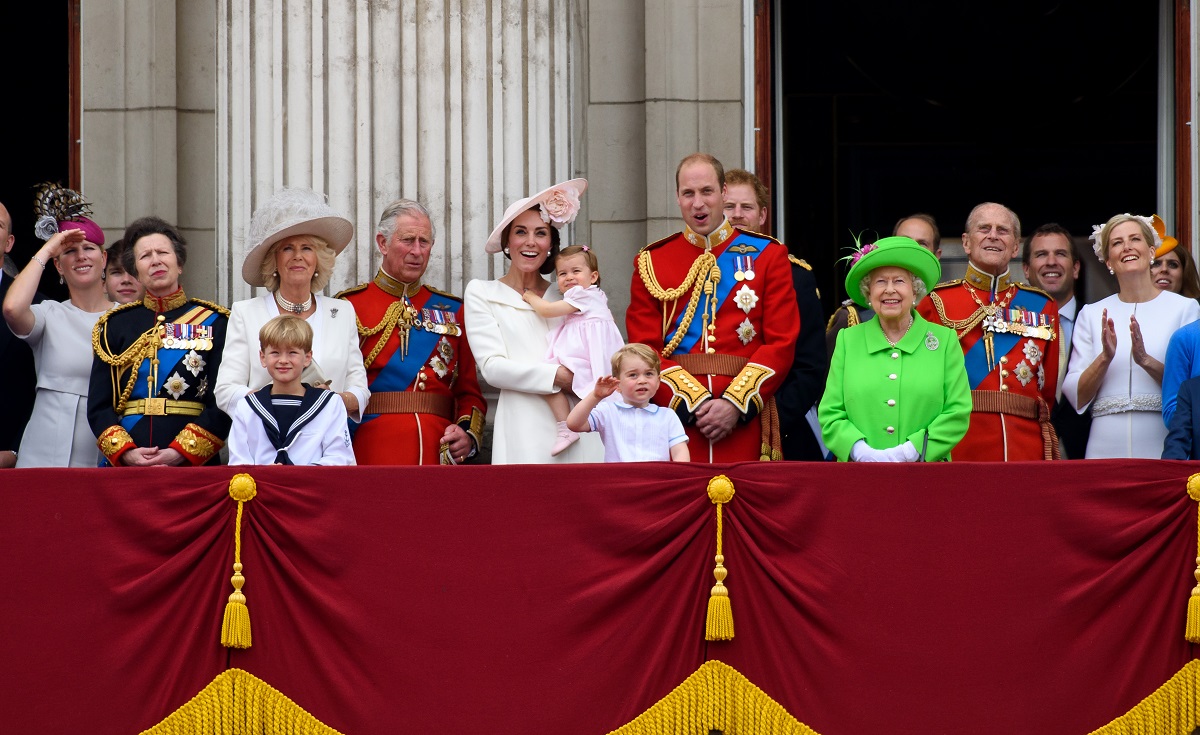 Camilla alături de soțul său Prințul Charles, Ducesa de Cambridge și Prințul William, Regina Elisabeta și Prințul Philip îmbrăcați în ținute oficiale la ceremonia Trooping the Colour din 2016