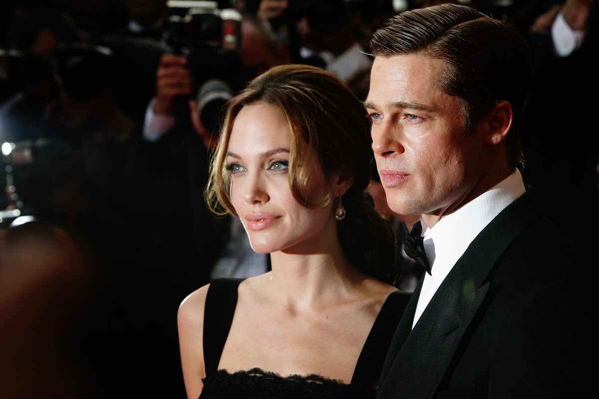 Portret al actriței Angelina Jolie îmbrăcată în rochie și al fostului său soț Brad Pitt la premiera filmului A Mighty Heart din 2007