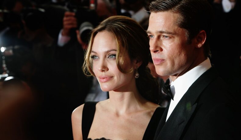 Portret al actriței Angelina Jolie îmbrăcată în rochie și al fostului său soț Brad Pitt la premiera filmului A Mighty Heart din 2007