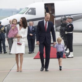 Ducele și Ducesa de Cambridge, alături de Prințul George și Prințesa Charlotte, sosesc pe aeroportul din Varșovia, în 2017