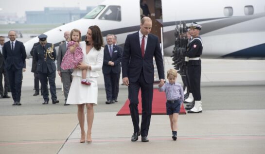 Ducele și Ducesa de Cambridge, alături de Prințul George și Prințesa Charlotte, sosesc pe aeroportul din Varșovia, în 2017