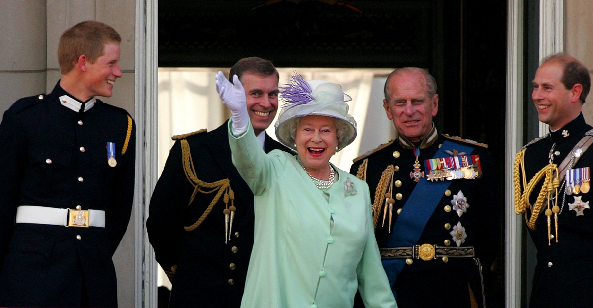 Regina Elisabeta îmbrăcată în costum verde în timp ce face cu mâna publicului de la balcon alături de Prințul Philip și alte figuri din corpul Regal la ceremonia oficială a comemorării zilei naționale în iulie 2005
