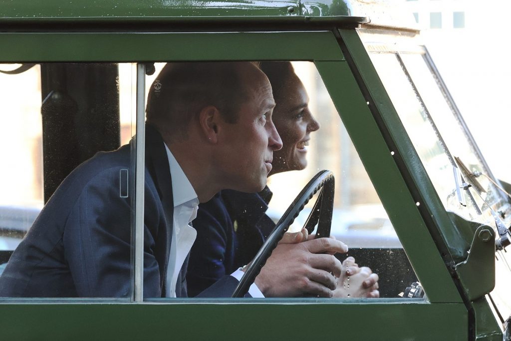 Ducii de Cambridge într-o mașină la un cinema drive-in organizat în Scoția unde sunt alături de Regina Elisabeta