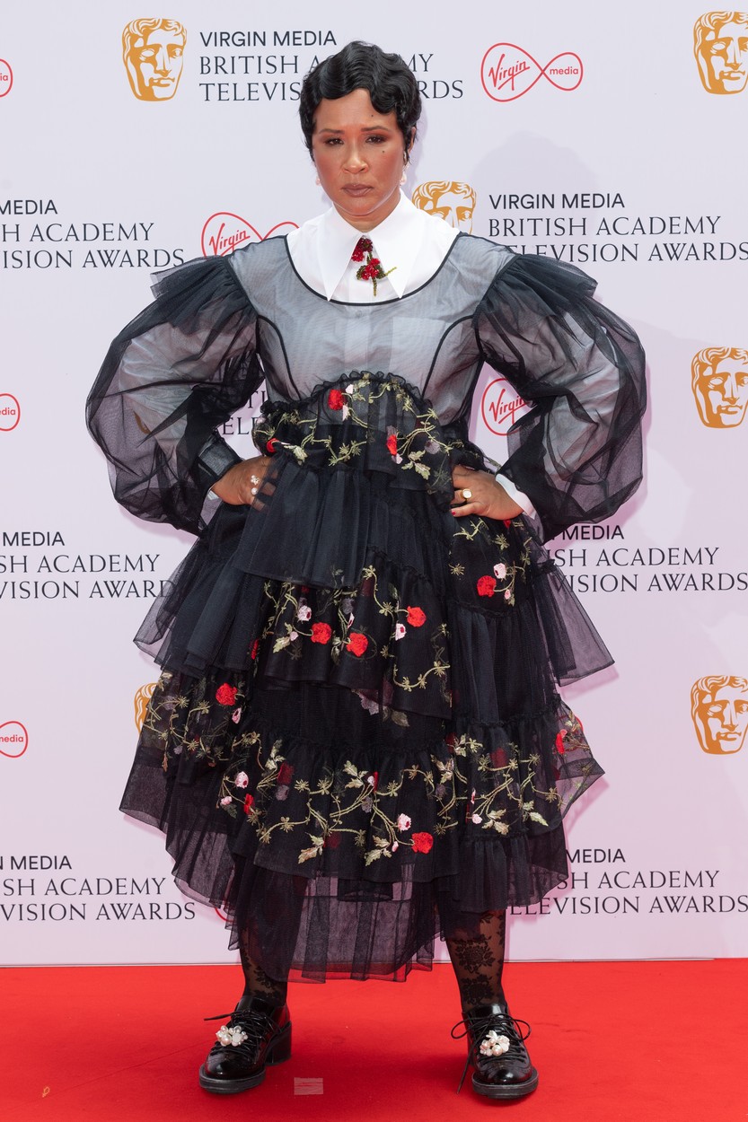 Golda Rosheuvel, într-o rochie neagră, cu flori și volane, la Premiile Bafta TV 2021