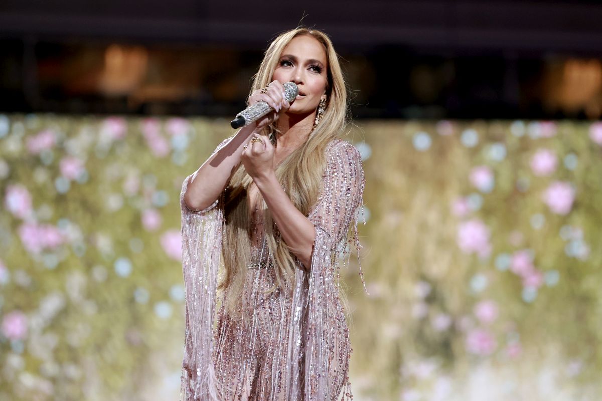 Jennifer Lopez poartă o rochie cu paiete, de culoare neutră, în cadrul concertului VAX Live