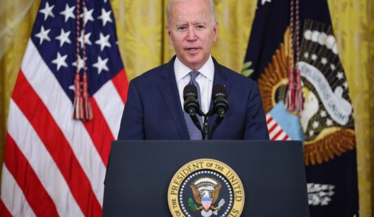 Președintele Joe Biden în timp ce se află la pupitru la Casa Albă și ține un discurs