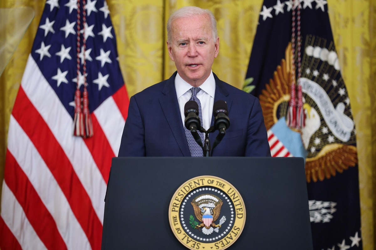 Președintele Joe Biden în timp ce se află la pupitru la Casa Albă și ține un discurs