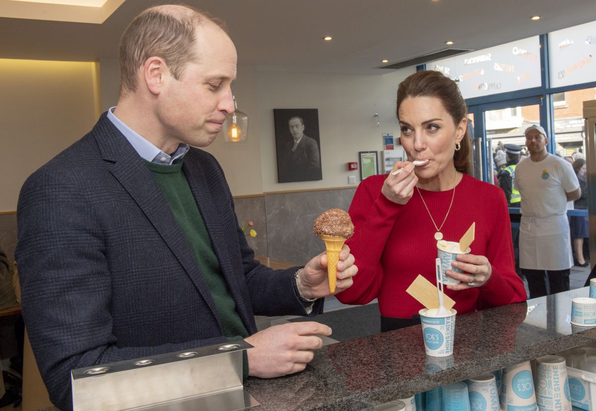 Ducii de Cambrige degustă înghețată, în timpul unei vizite oficiale