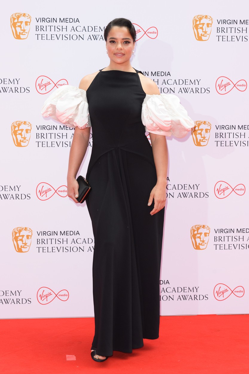 Lydia West a purtat o rochie neagră, lungă, cu umeri bufanți, la Premiile Bafta TV 2021