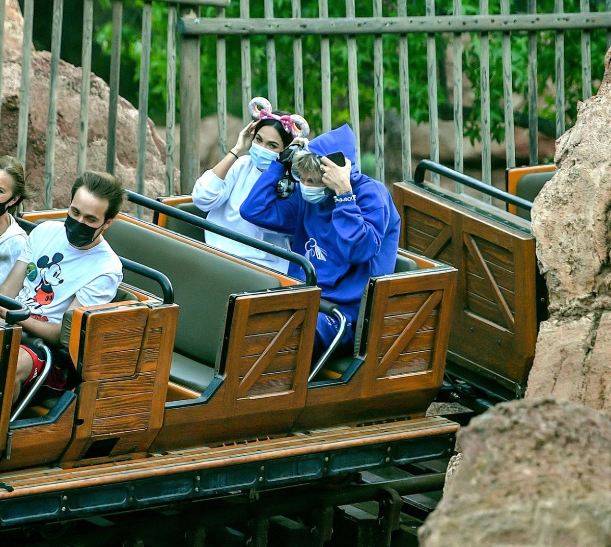 Megan Fox și Machine Gun Kelly explorează Disneyland, din trenuleț